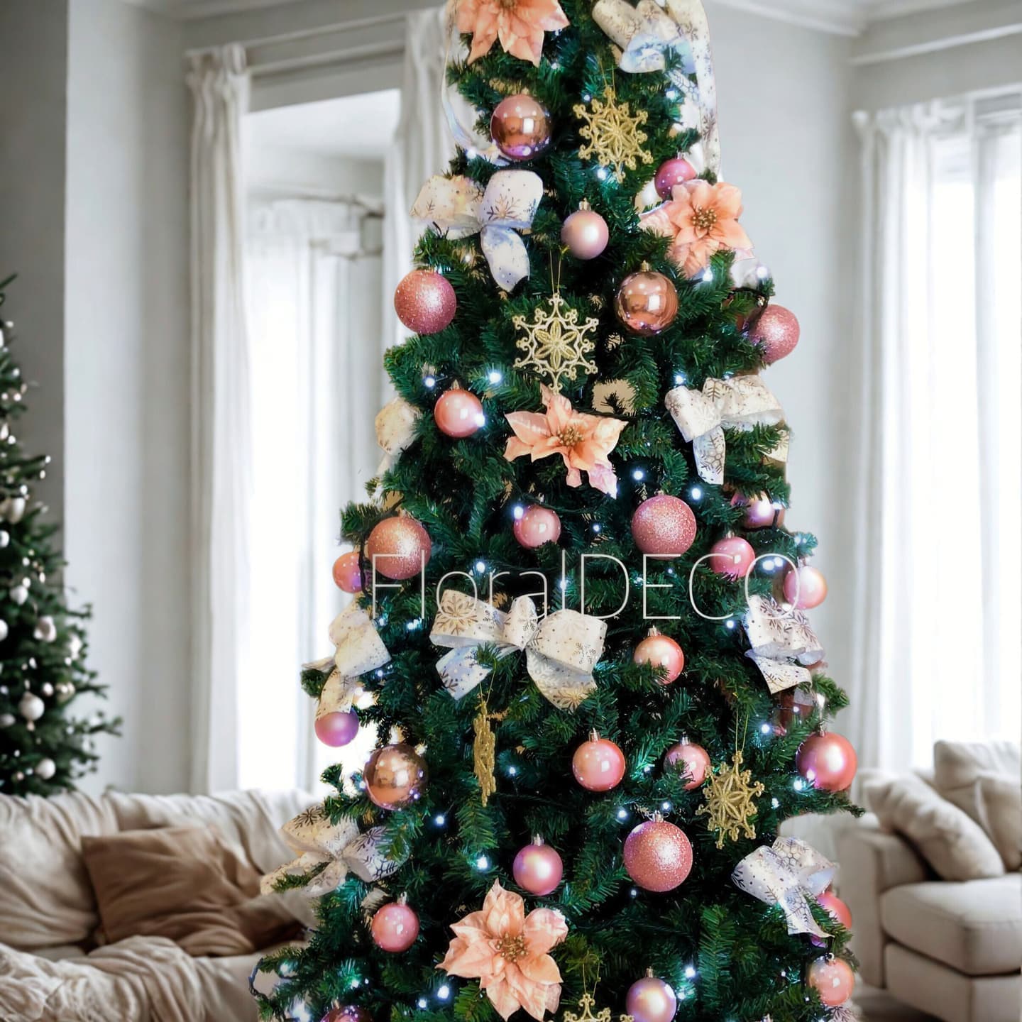 ピンクのオーナメントで飾られたクリスマスツリー