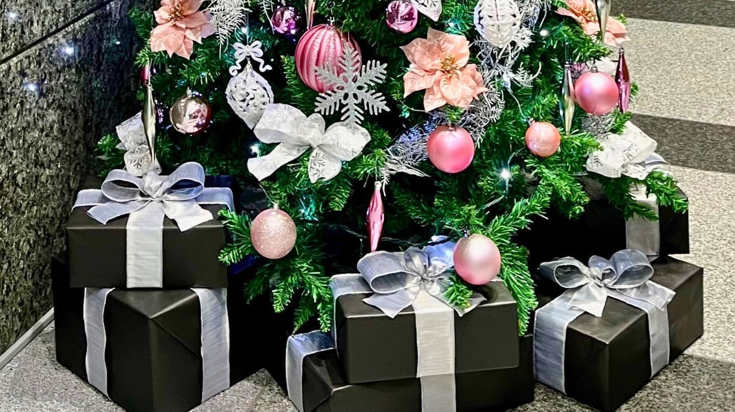 クリスマスツリーの足元に飾るプレゼント装飾のレンタル。クリスマスツリーレンタルのオプションです。