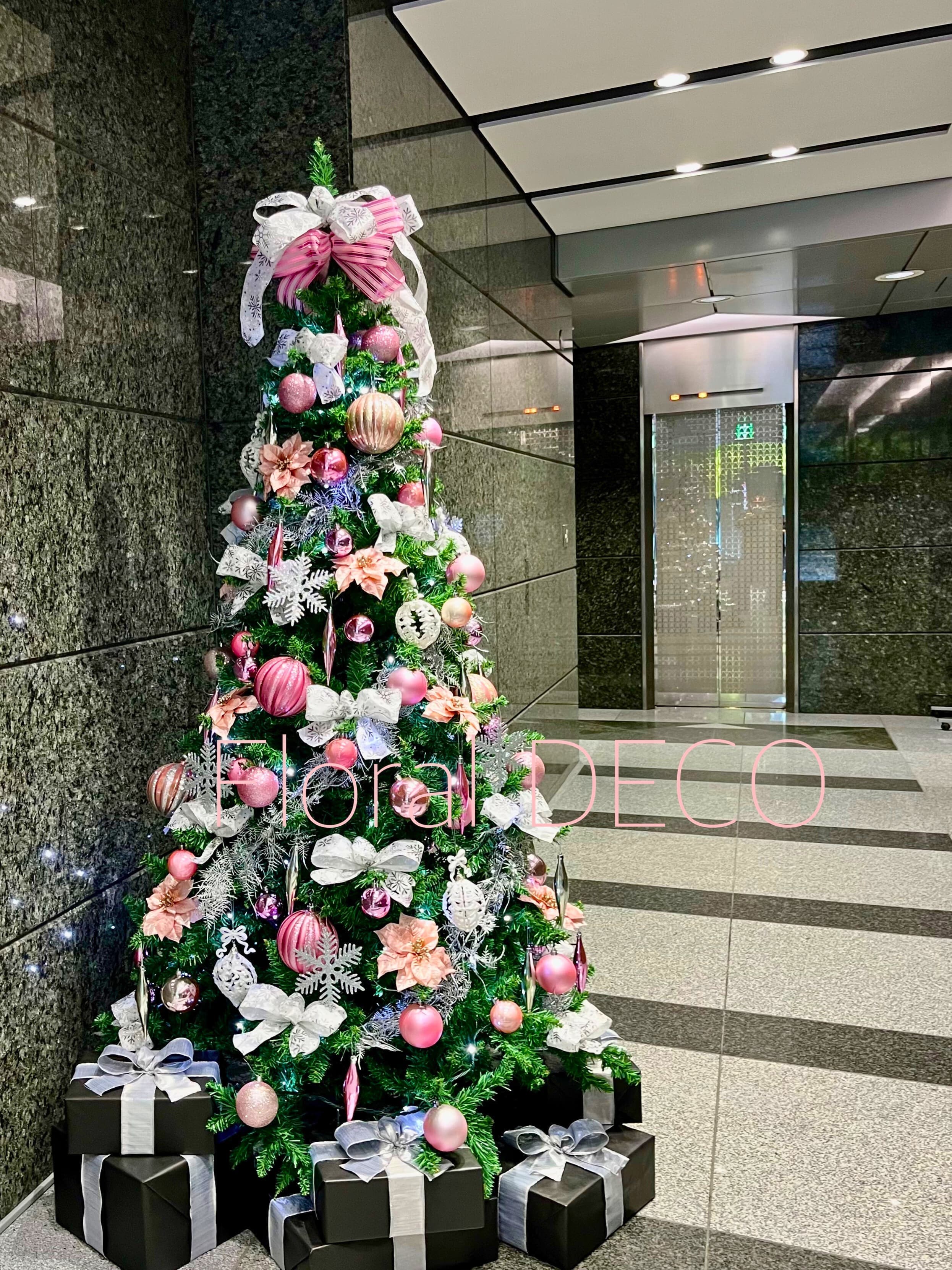 ピンクと白の高さ210cmのクリスマスツリーレンタル装飾。オフィスや店舗に最適な中型サイズで華やかに演出。