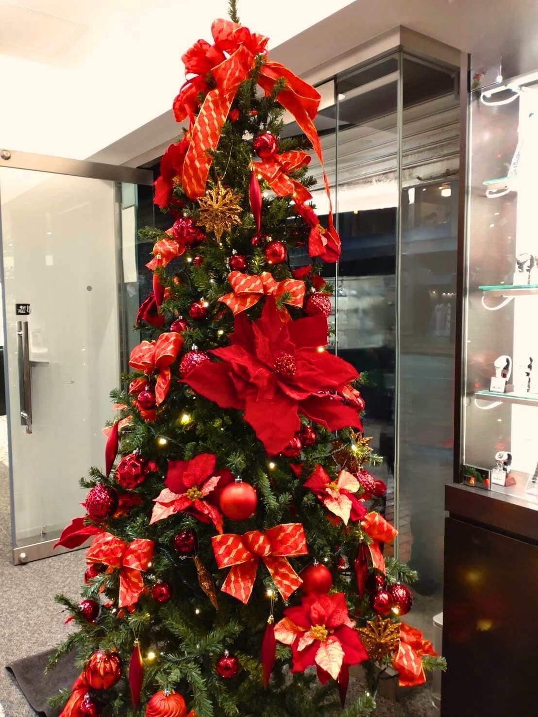 高さ210cmのクリスマスツリーレンタル装飾。オフィスや店舗に最適な中型サイズで華やかに演出。