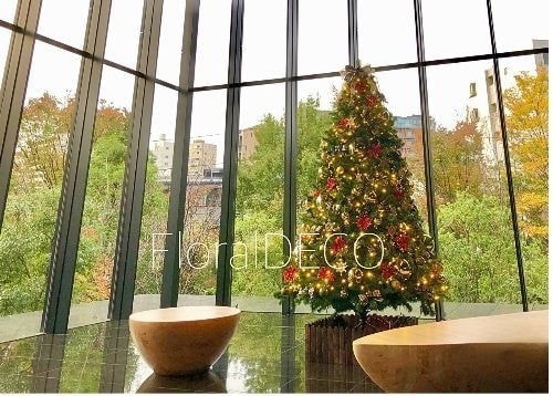 レッドとゴールドのオーナメントを使用した大型クリスマスツリーのレンタル装飾。ホテルロビーや企業受付に適した高級感あるディスプレイ。