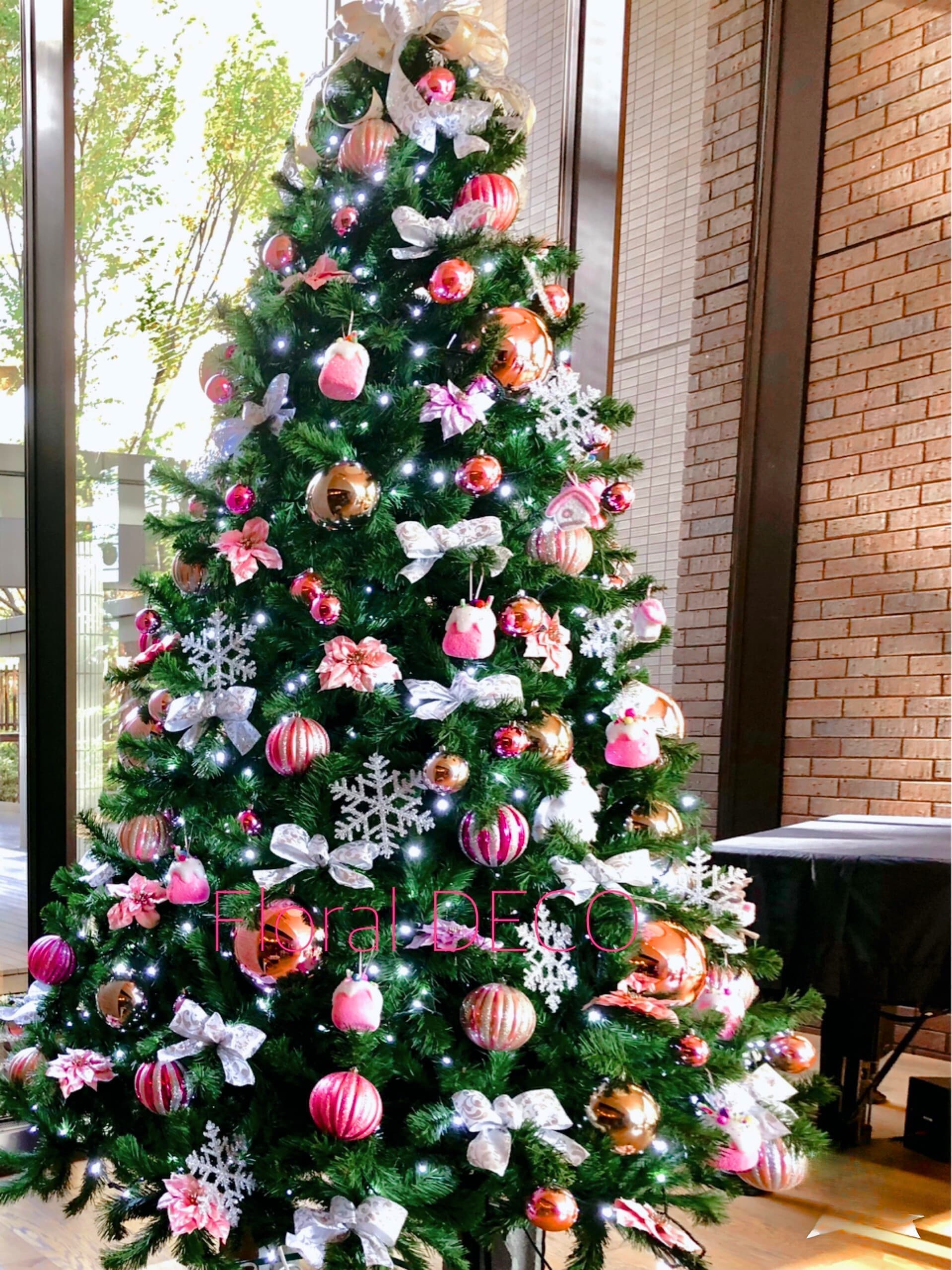 設営・撤去も安心の300cm大型クリスマスツリーレンタル。広々としたロビーに飾られた、華やかなクリスマスツリー