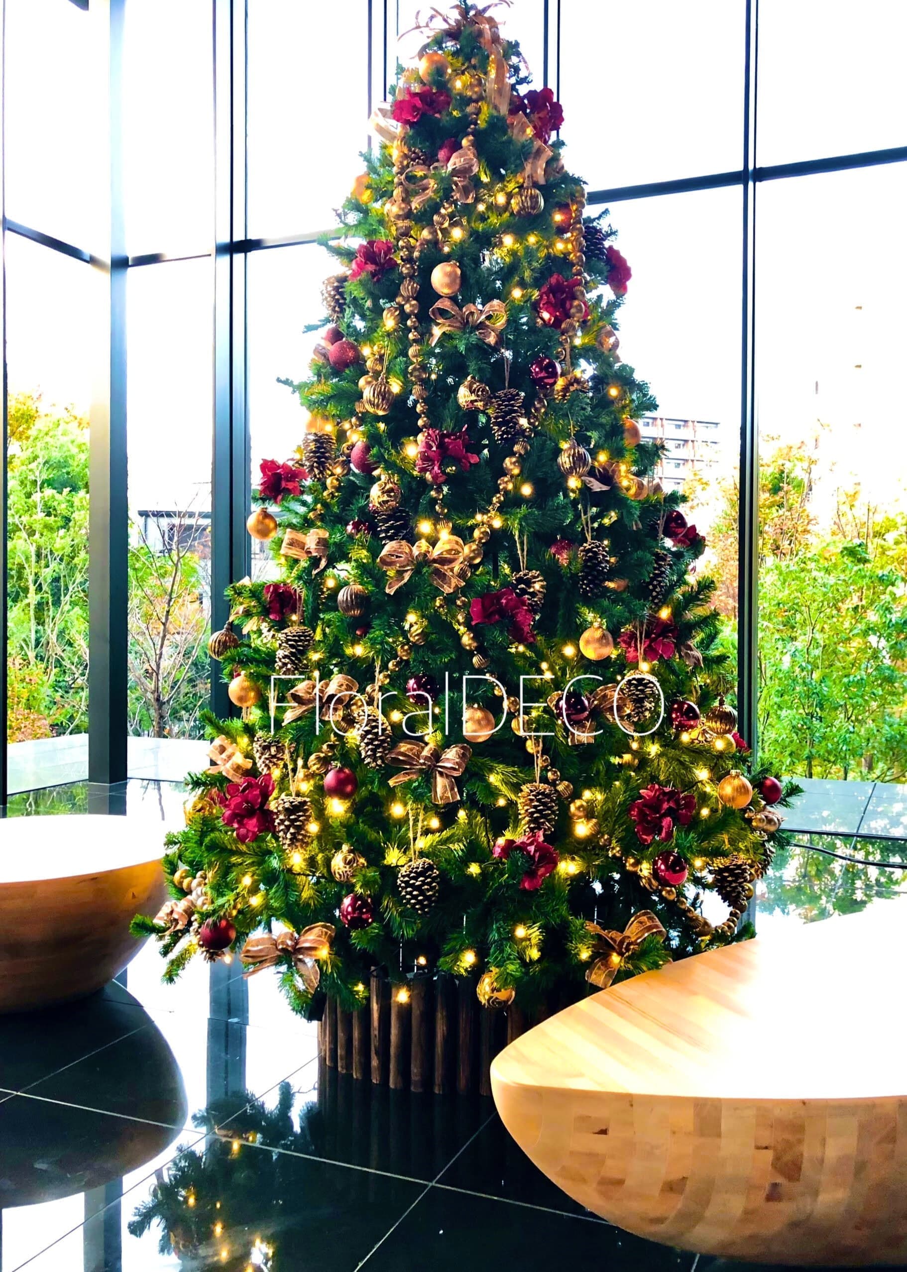 クリスマスイベントの主役。300cmの大型クリスマスツリーレンタルで、多くの人々を魅了する輝かしいクリスマスツリー