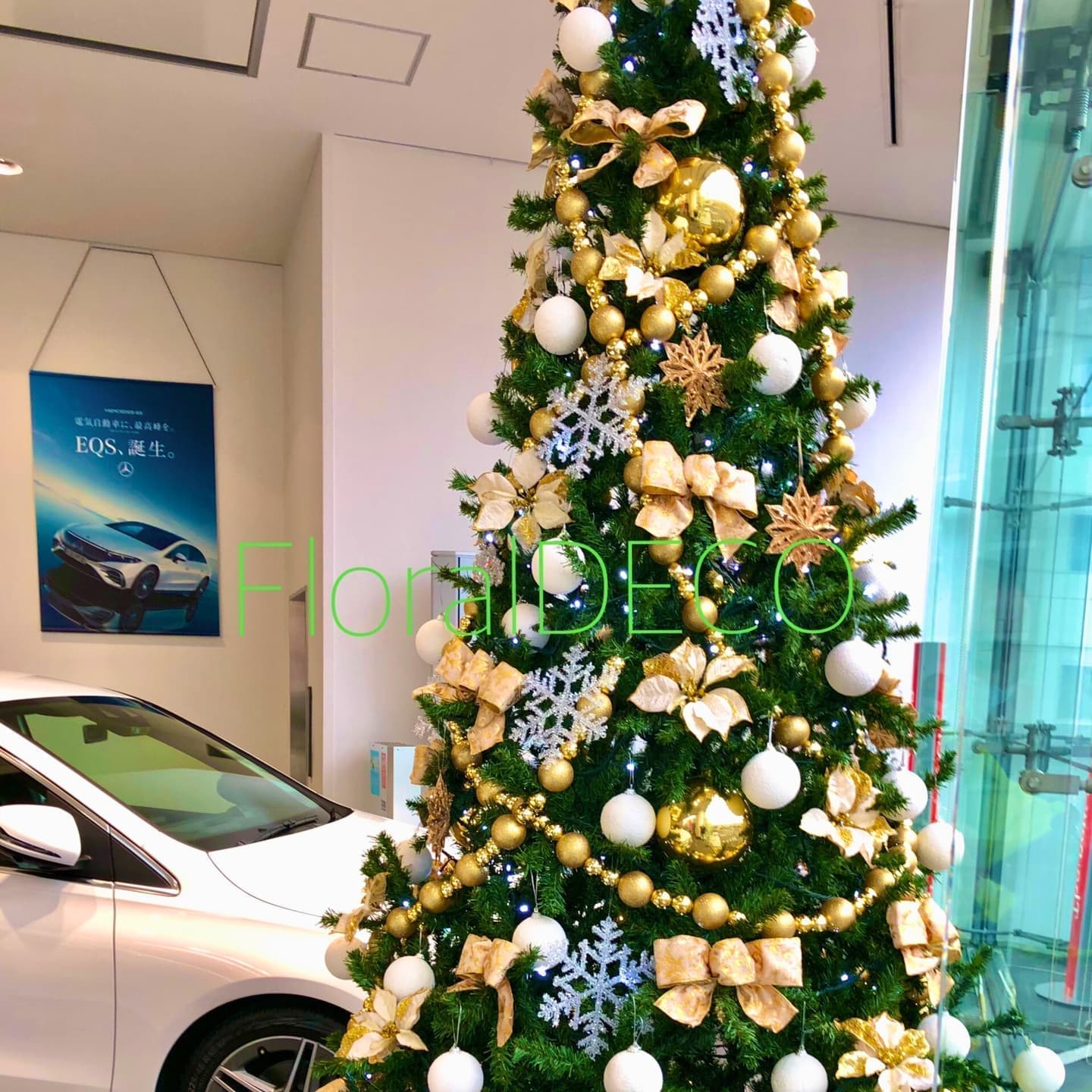 空間を圧倒する存在感。300cmの大型クリスマスツリーレンタルで、豪華なオーナメントとイルミネーションが施されたクリスマスツリー