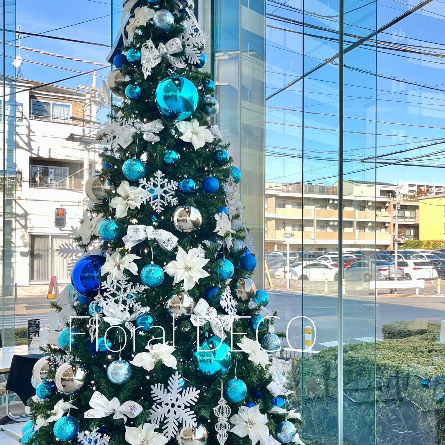 クリスマスイベントの主役。300cmの大型クリスマスツリーレンタルで、多くの人々を魅了する輝かしいクリスマスツリー