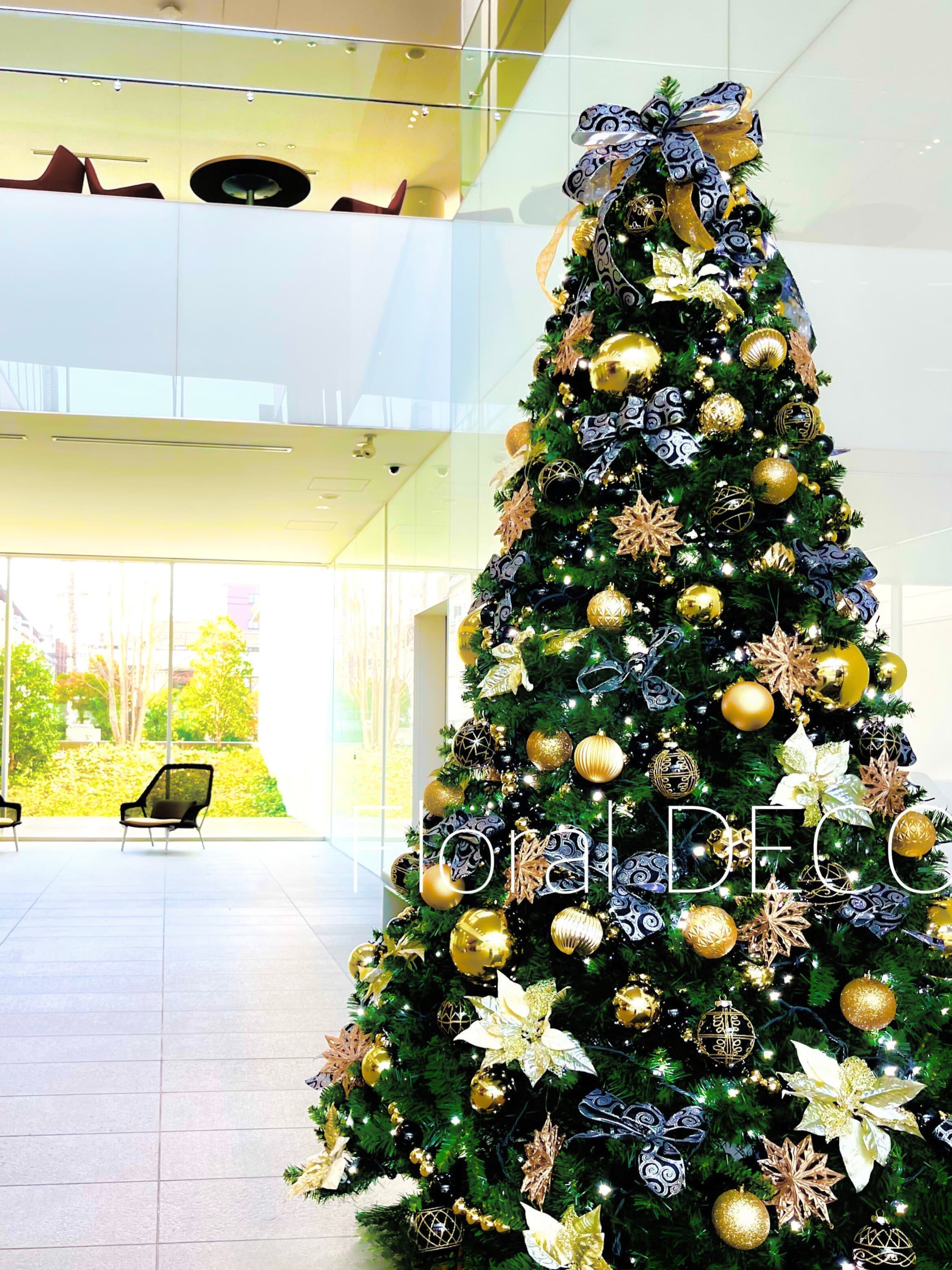 クリスマスツリーレンタルの利用例。オフィスに設置された、オーナメントと電飾で華やかに飾られたクリスマスツリー
