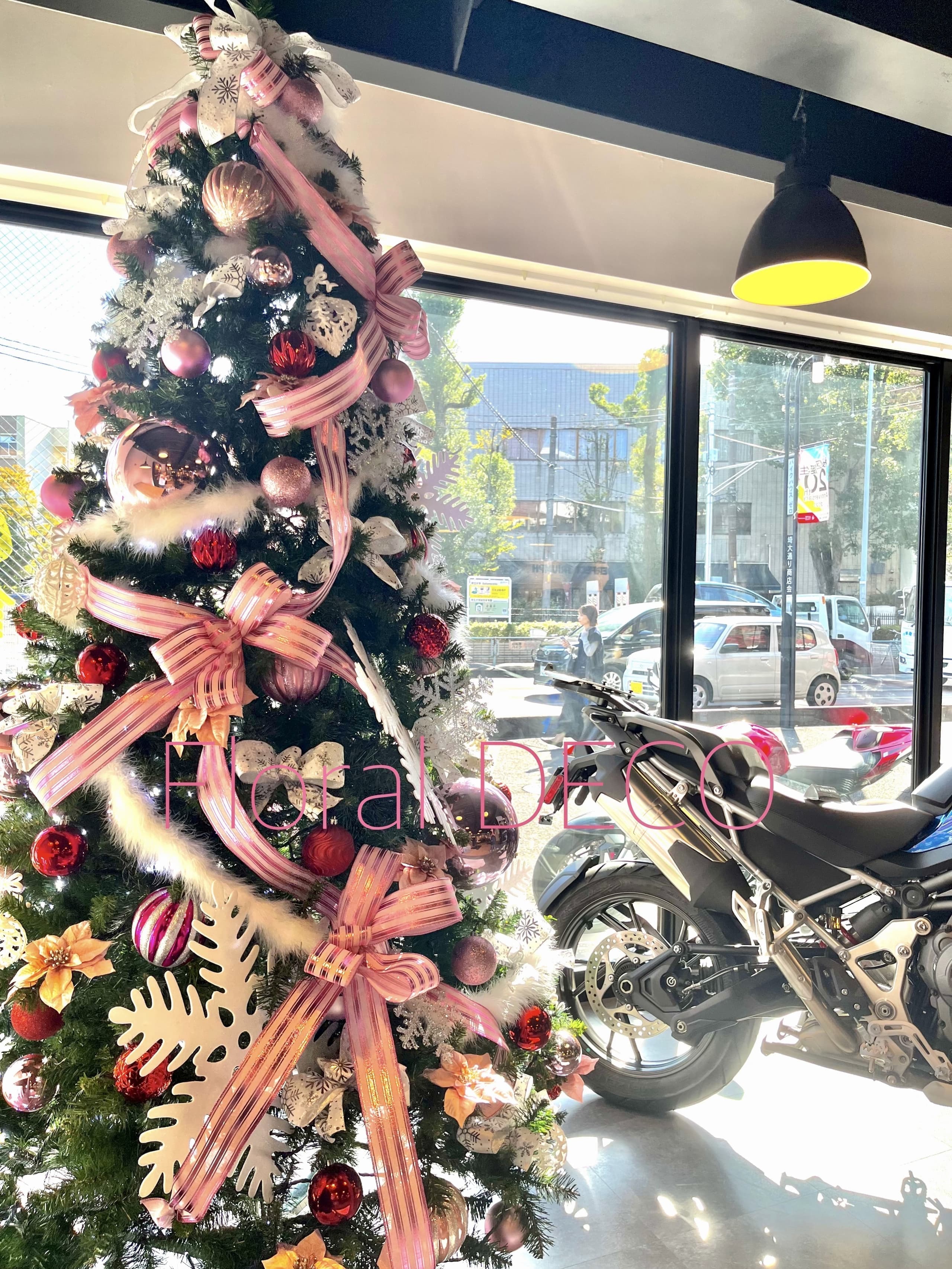 クリスマスツリーレンタルで、お店にクリスマスの温もりを。きらめく光を放つクリスマスツリー