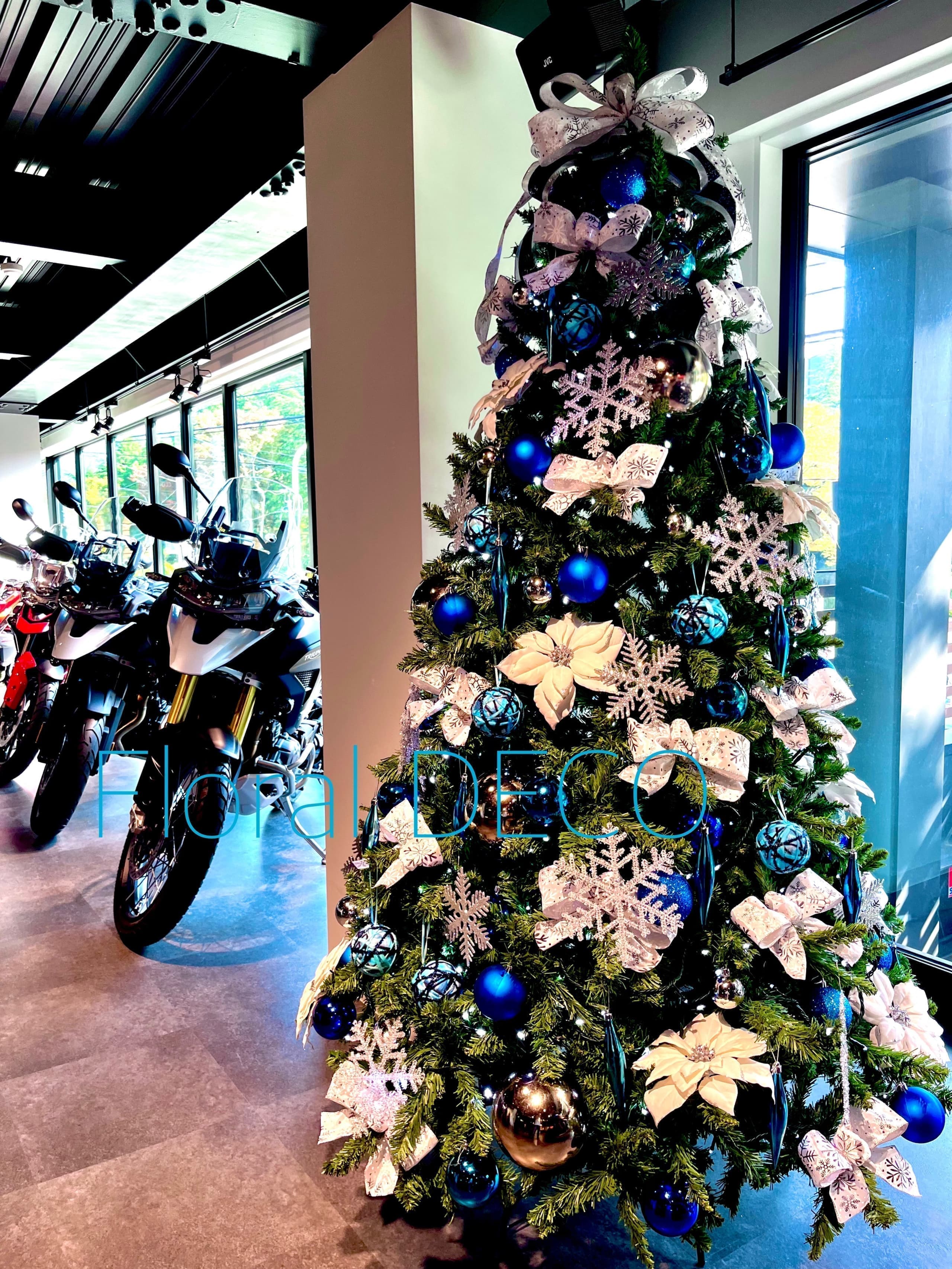 ブルー系のクリスマスツリーレンタルで彩られた店舗内画像