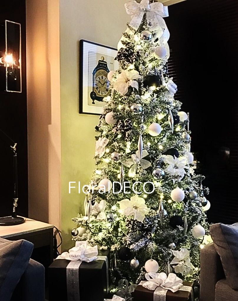 クリスマスツリーレンタルで温かく演出された店舗画像