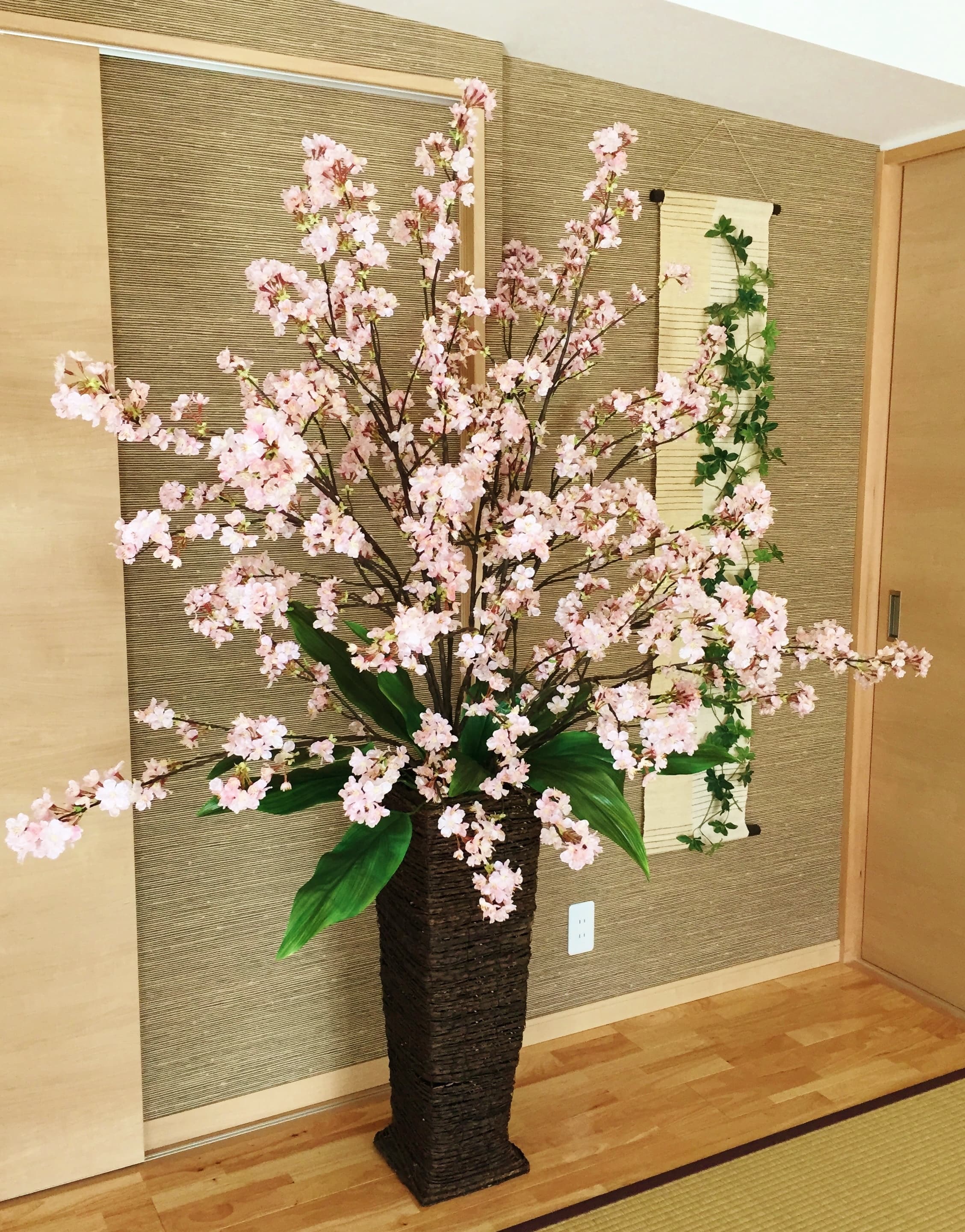 本物そっくりの高品質桜アーティフィシャルフラワー。店舗・企業受付・イベント空間にレンタル。繁忙期・入学式・お花見シーズンなど春の季節演出にぴったり。