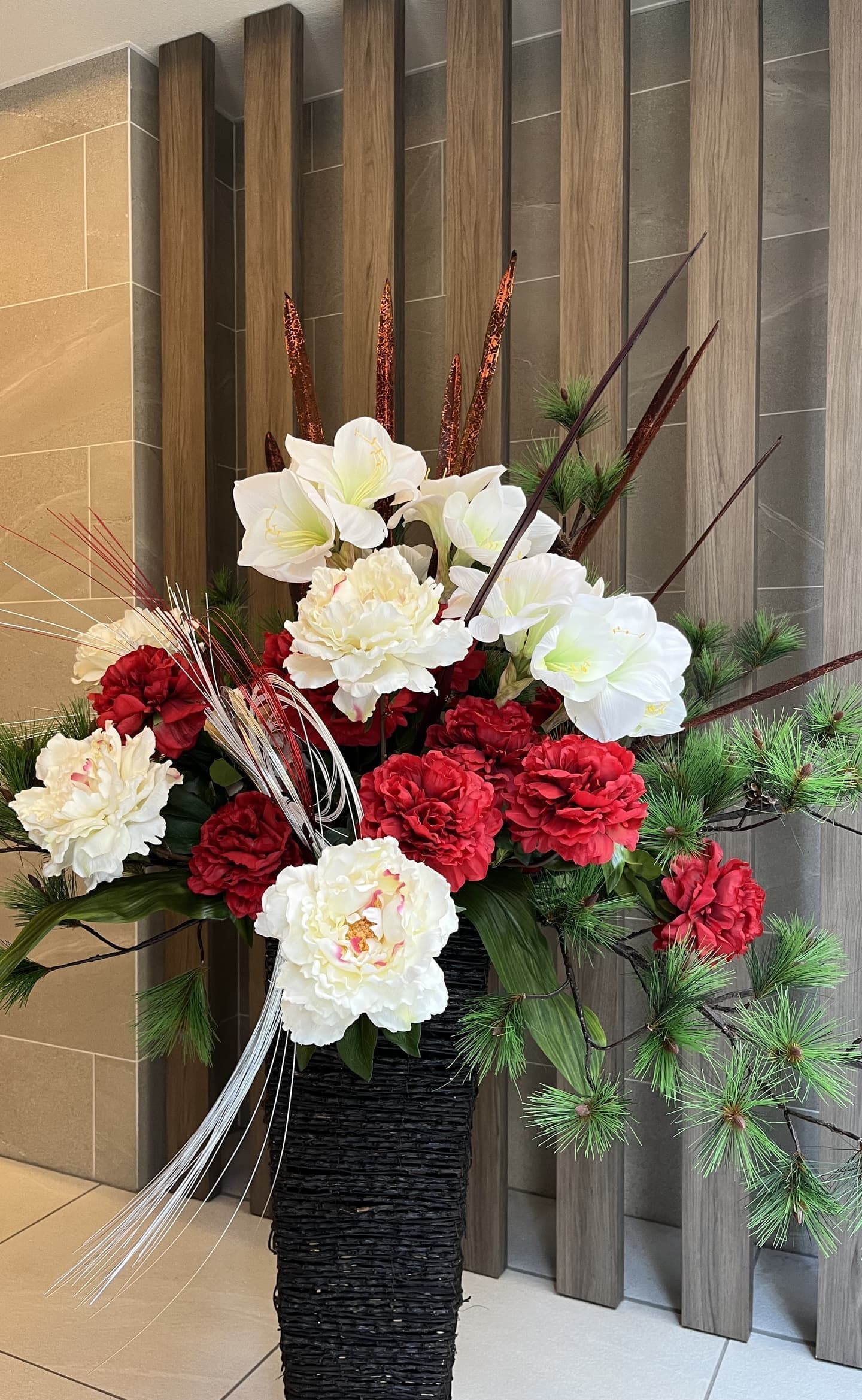 高級ブティックや和食店のエントランスを彩る和モダンなお正月装飾。