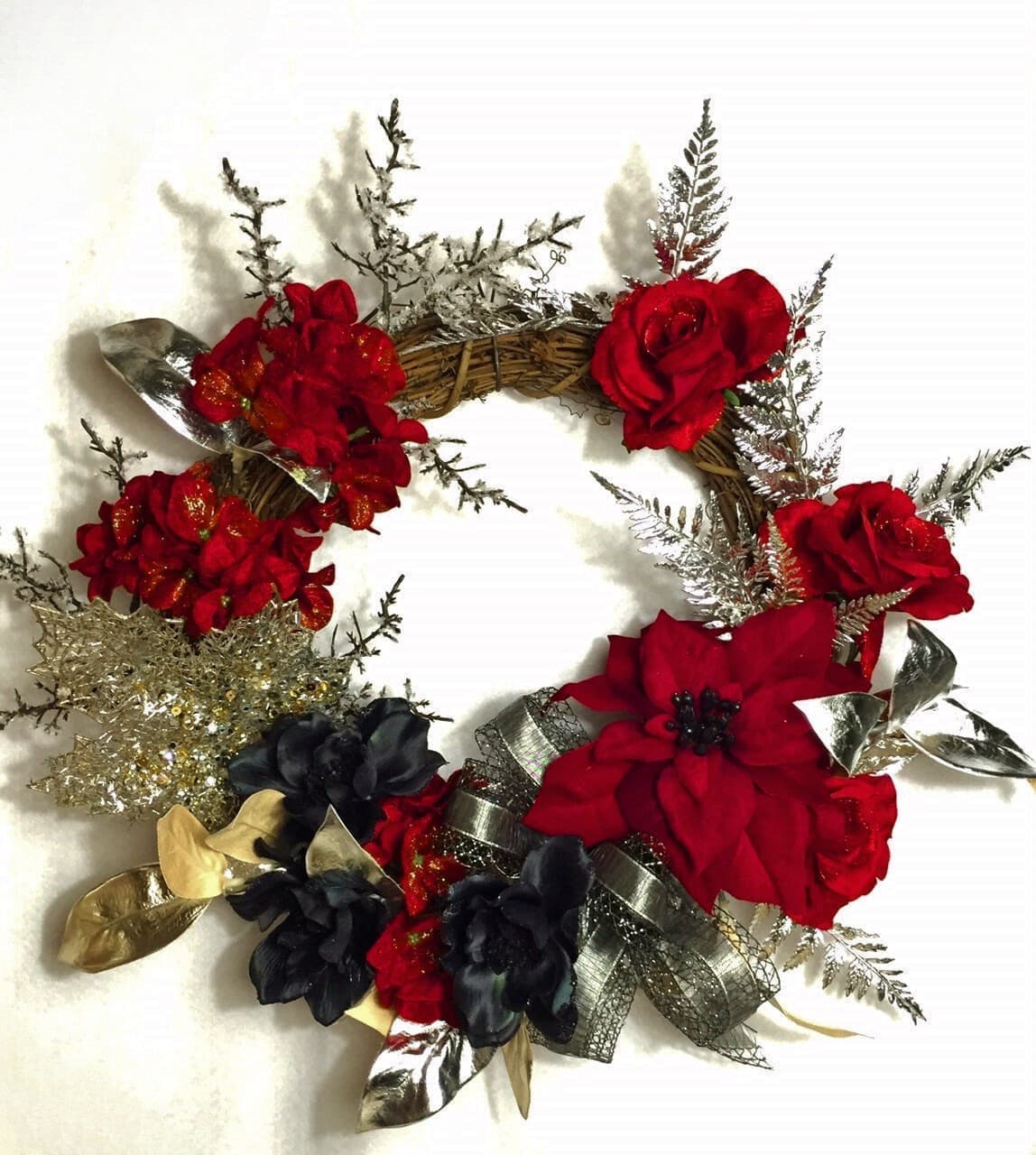 赤と黒のコントラストが際立つ大人のクリスマスリース