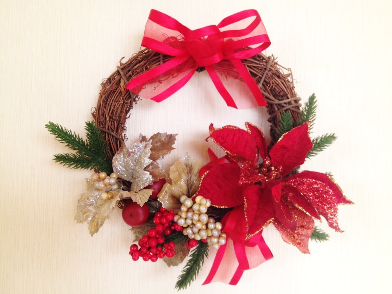 シンプルな赤いポンセチアがかわいいクリスマスリース