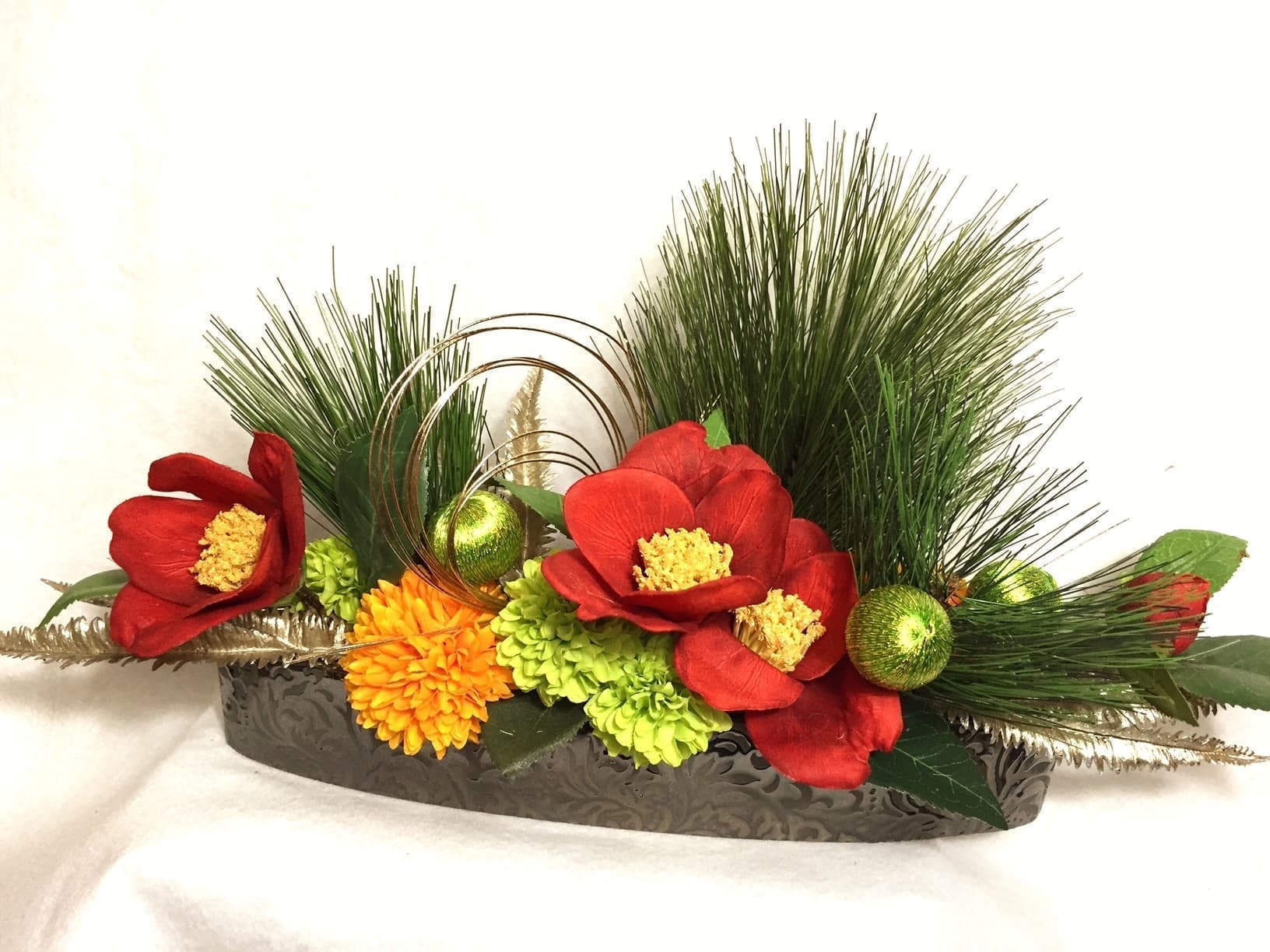 お正月らしい松と椿をいれた華やかなお正月アレンジメント