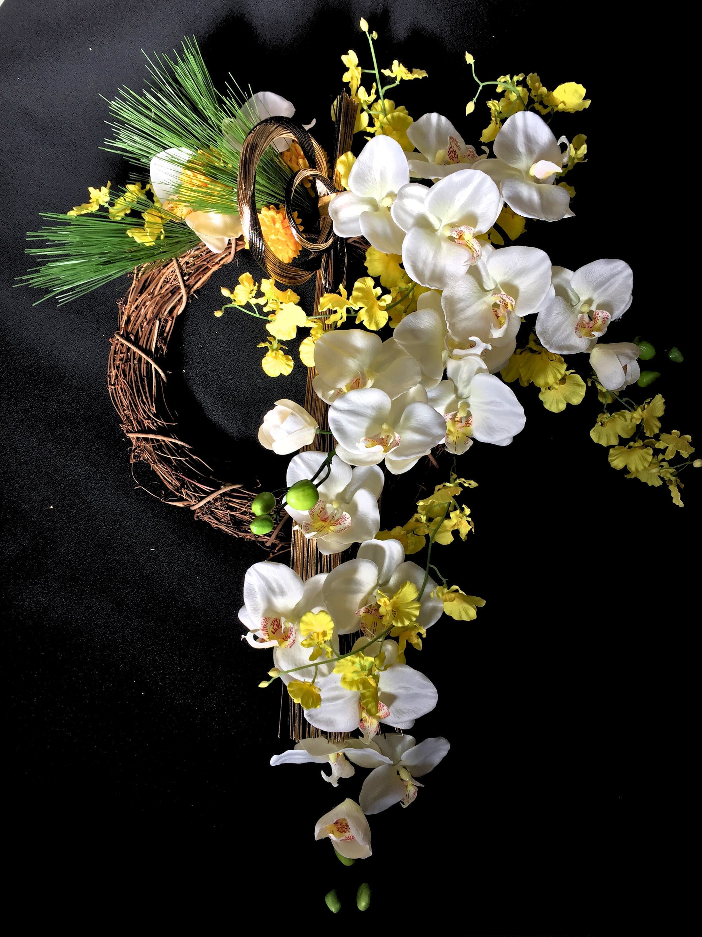 白い胡蝶蘭が豪華なお正月飾り