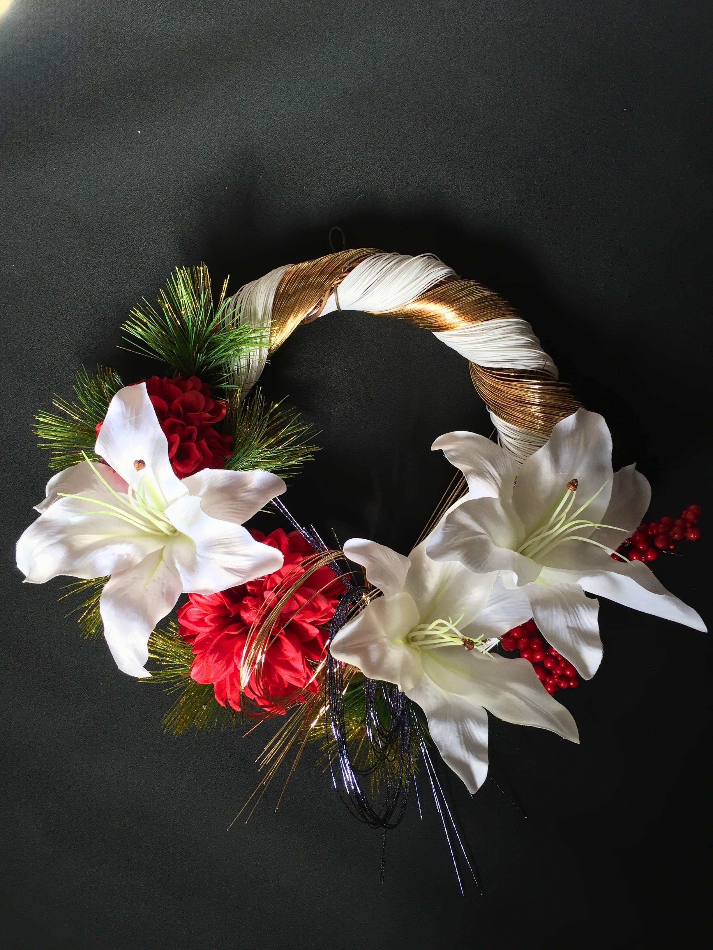 大輪の白いユリをつかったシンプルなお正月飾り