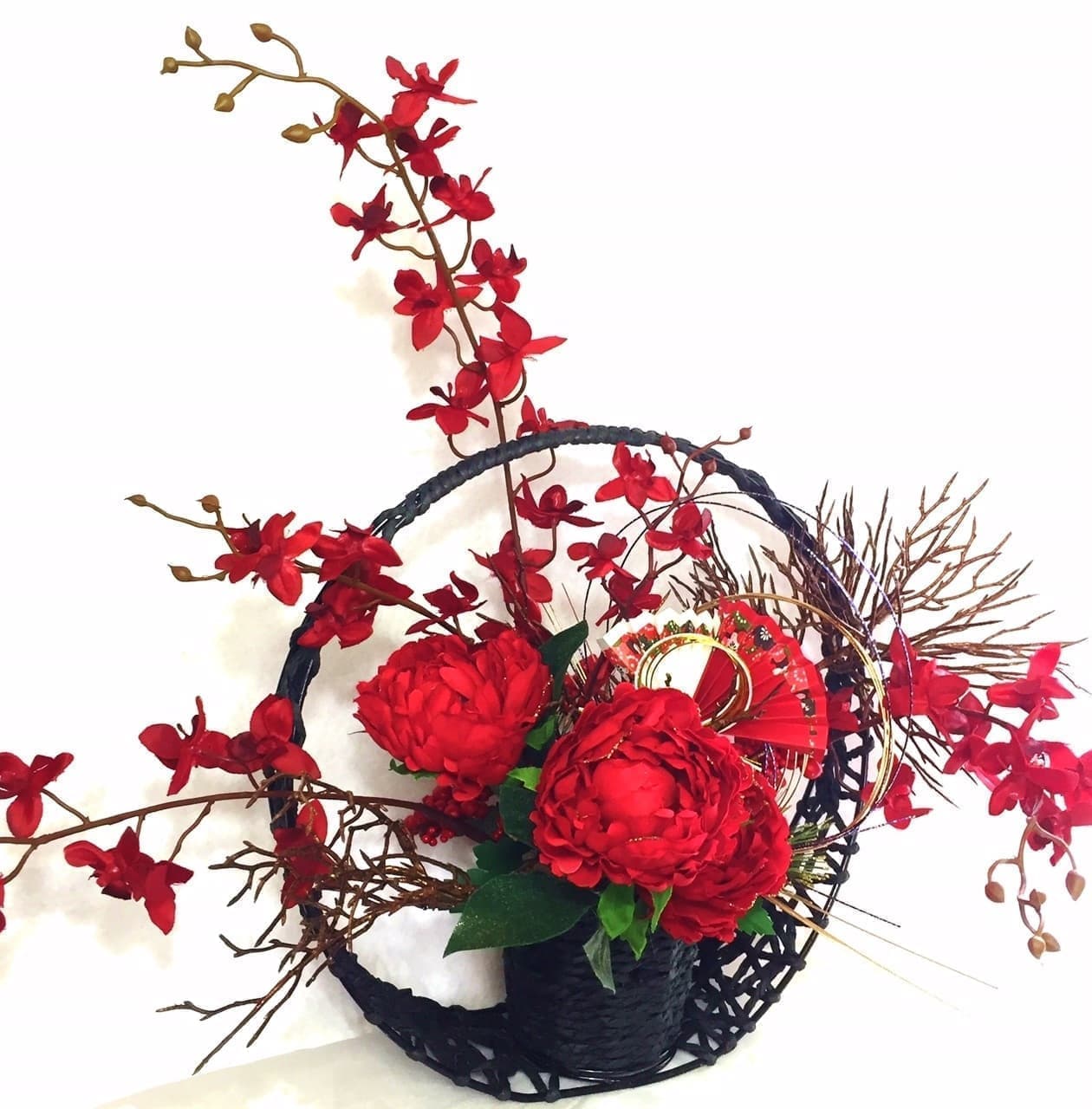 赤一色でまとめた動きのあるお正月アレンジメント