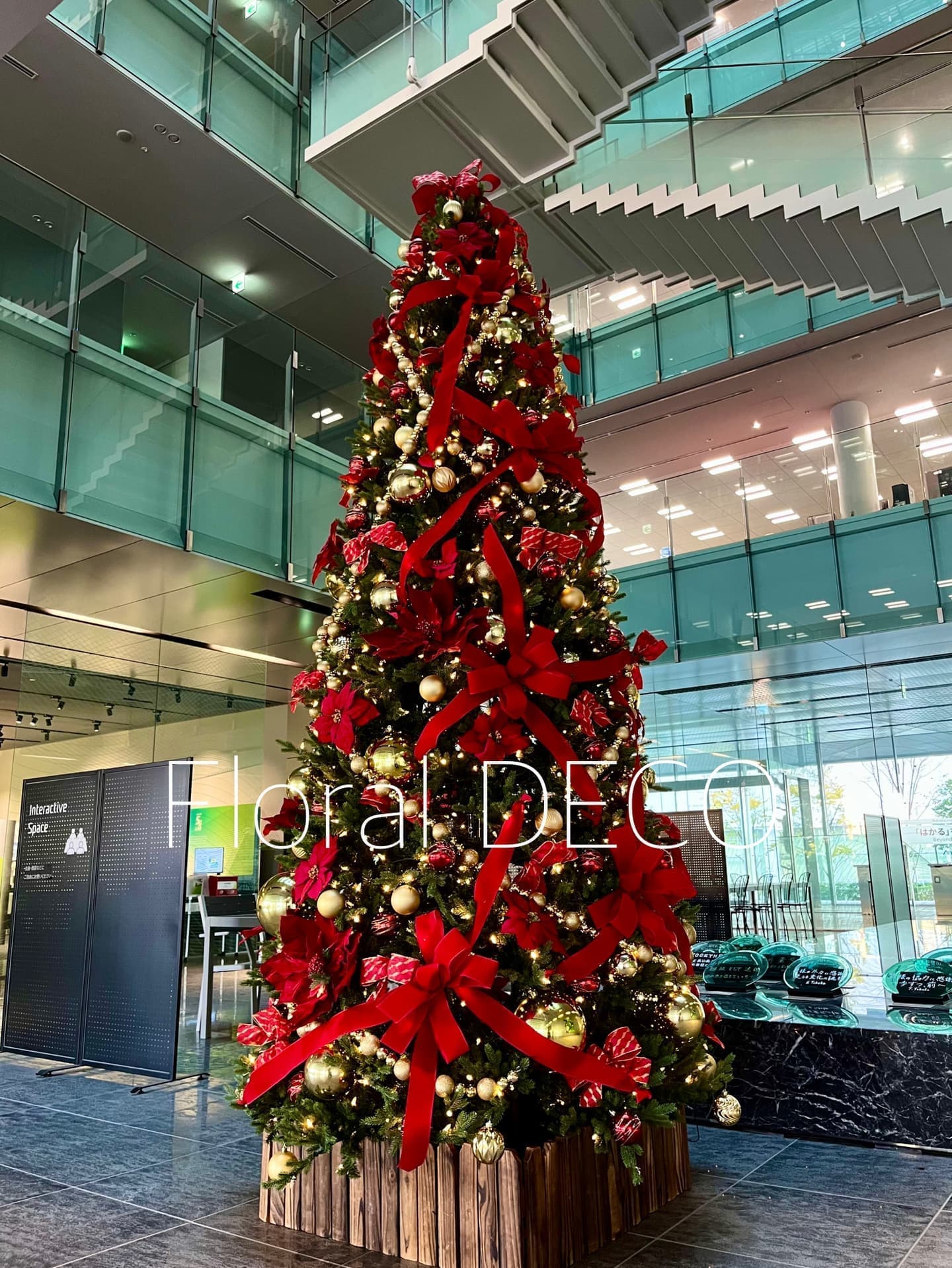 特大クリスマスツリーレンタルが映えるロビー